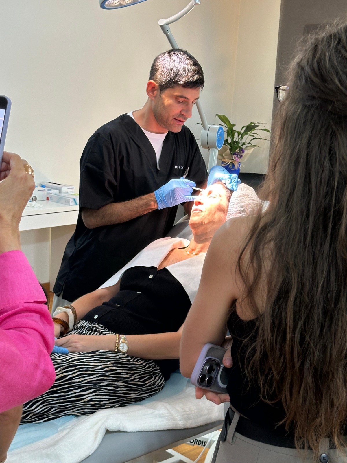 Dr. Enrique de Gottardo aplicando tratamiento facial con LED
