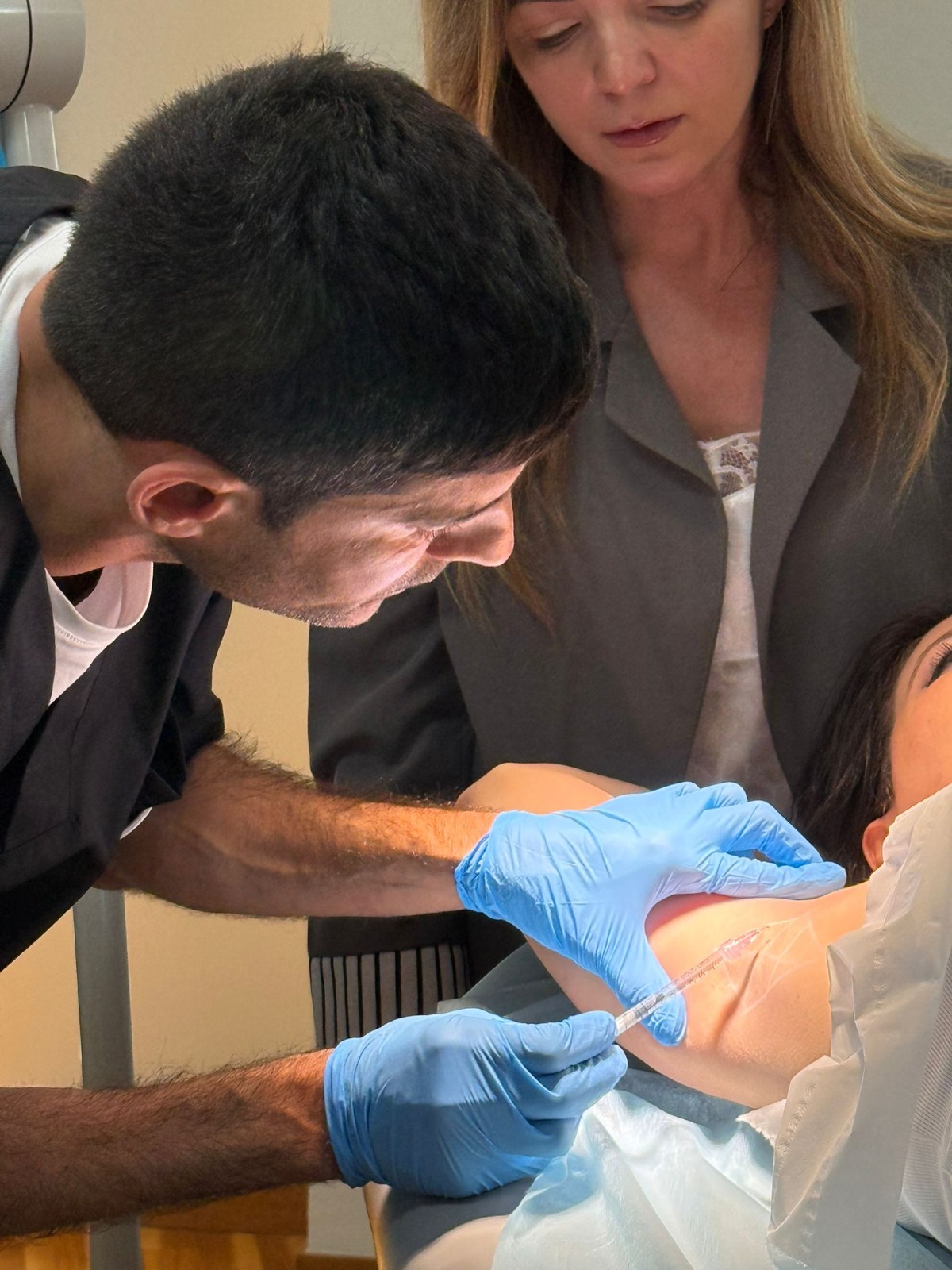 Dr. Juan Taján, médico estético especializado en tratamientos faciales